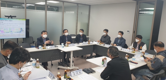 정책토론회 참석자들이 활발히 의견을 교환하고 있다. ( 사진 = 인천경제청 제공 )