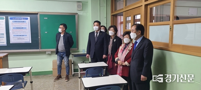 수능시험장과 같은 구조로 된 다른 교실 내부를 둘러보고 있다. (사진=문석완 기자)