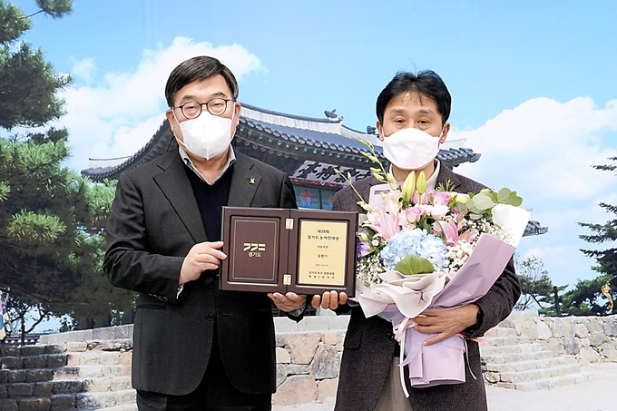 28회 농업인의 날을 맞아 관내 현응목장 김현기 대표가 신동헌 광주시장으로보터 경기도 농어민 대상을 받고 있다