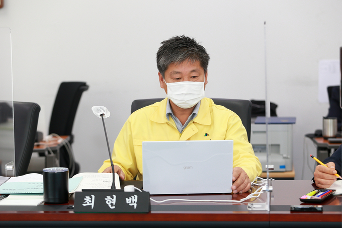 최현백 의원이 상임위에서 질의하고 있다. (사진=성남시의회 제공)