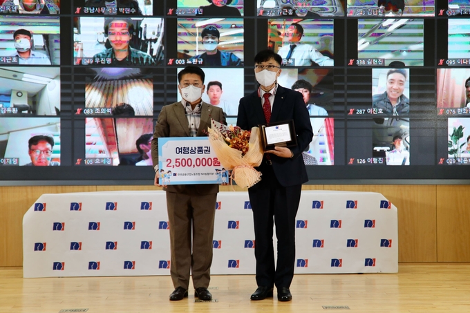 NH은행 송도시티지점 이주호 지점장이 '존경하는 상사상'을 수상하고 있다. ( 사진 = 농협인천본부 제공 )