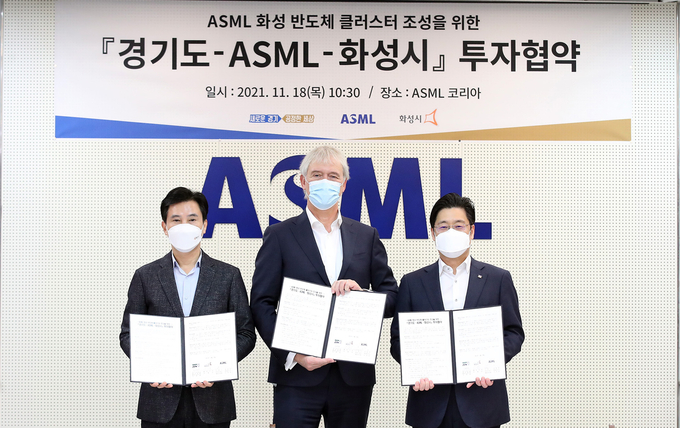 18일 오전 ASML 코리아(화성시)에서 열린 경기도-화성시-ASML 투자협약식에서(왼쪽부터) 서철모 화성시장, 피터 베닝크 ASML CEO, 오병권 경기도지사 권한대행이 협약서에 서명을 하고 기념촬영을 하고 있다. (사진= 경기도 제공)