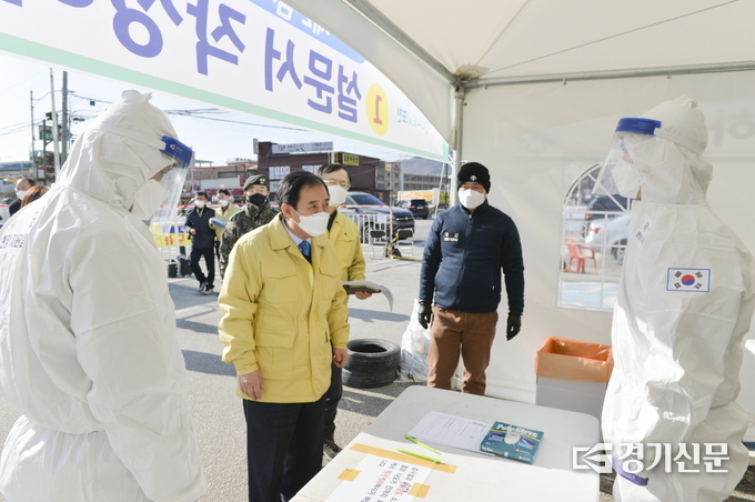 박윤국 포천시장이 선별진료소 종사자들을 격려하고 있다. (사진=포천시 제공)