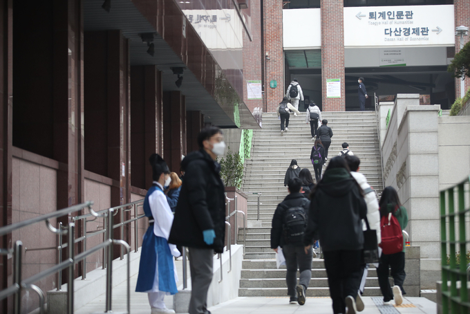 20일 오전 서울 성균관대에서 열린 논술고사를 보기 위해 수험생들이 고사실로 향하고 있다. (사진=연합뉴스)