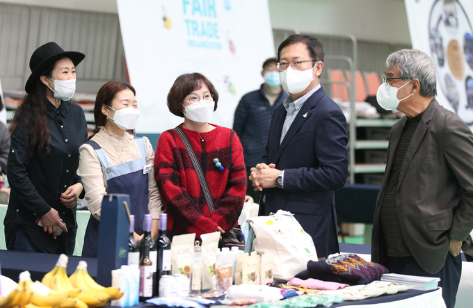 20일 인천글로벌캠퍼스 체육관에서 열린 2021인천공정무역페스티벌에 참석한 박남춘 인천시장이 공정무역 홍보부스를 돌며 관계자들과 환담하고 있다. ( 사진 = 인천공정무역협의회 제공 )
