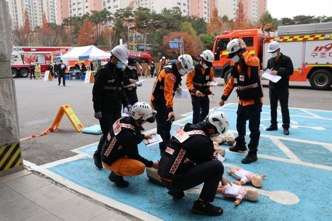 남양주소방서는 지난 18일 본서에서 청사를 활용한 대형 재난상황 및 다수사상자 발생 대비 긴급구조종합훈련을 실시했다.(사진=남양주소방서 제공)