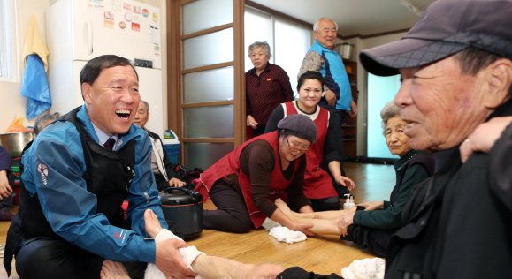 김성기 가평군수가 재선 시절 지역 어르신들을 찾아 직접 발마사지를 해주는 모습. (사진=가평군 제공)