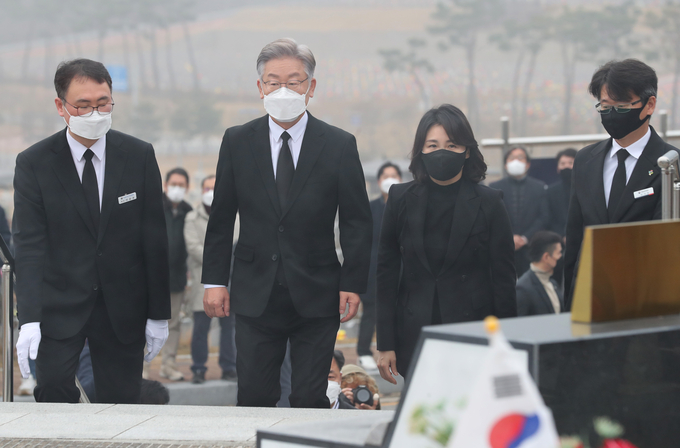 더불어민주당 이재명 대선후보가 연평도 포격전 11주기를 이틀 앞둔 21일 대전시 유성구 국립대전현충원 연평도 포격전 전사자 묘역을 부인 김혜경 씨와 함께 참배하기 위해 묘역으로 올라가고 있다. (사진=연합뉴스/자료사진)
