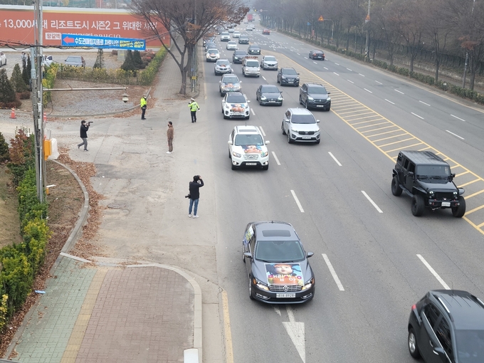21일 오후 인천 서구 주민들이 수도권매립지종료를 촉구하는 현수막을 걸고 차량시위를 하고 있다. ( 사진 = 정민교 기자 )