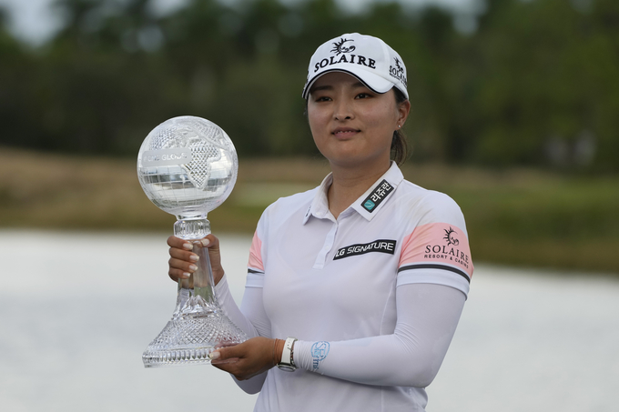 LPGA투어 최종전 우승 트로피 든 고진영. (사진=네이플스 AP/연합뉴스)