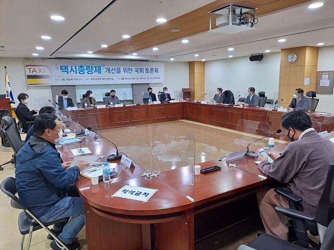 광주시는 택시부족 문제해결과 택시총량제의 제도적 문제점에 대한 개선 방안을 마련하기 위해 택시분야 전문가, 국토교통부, 경기도, 광주·하남시 관계 공무원 및 택시업계 관계자 등이 참석한 가운데 국회의원회관에서 토론회를 개최하고 있다/광주시 제공