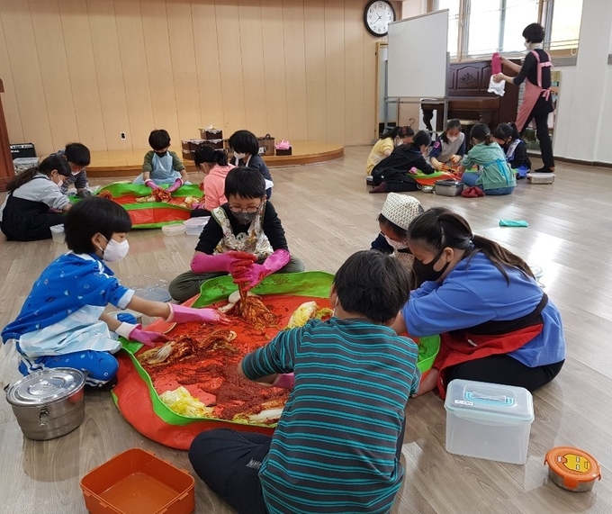 광주시 남한산초등학교 학생들이 고사리 손으로 사랑의 김장김치를 담그고 있다. (사진=광주시 제공)