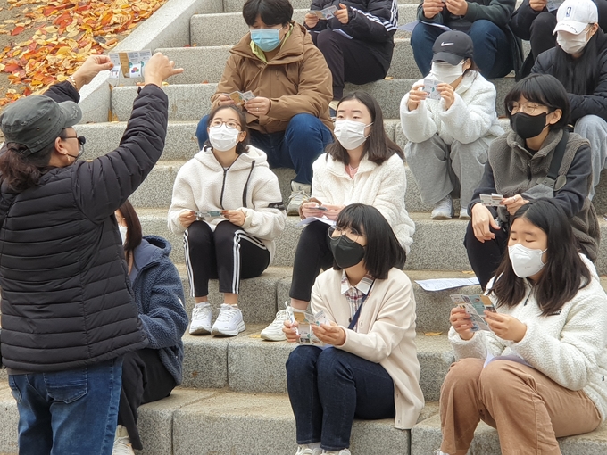 굴포천 생태환경교육에 참여한 청소년들이 강사의 설명을 진지하게 듣고 있다. ( 사진 = 부평구 제공 )