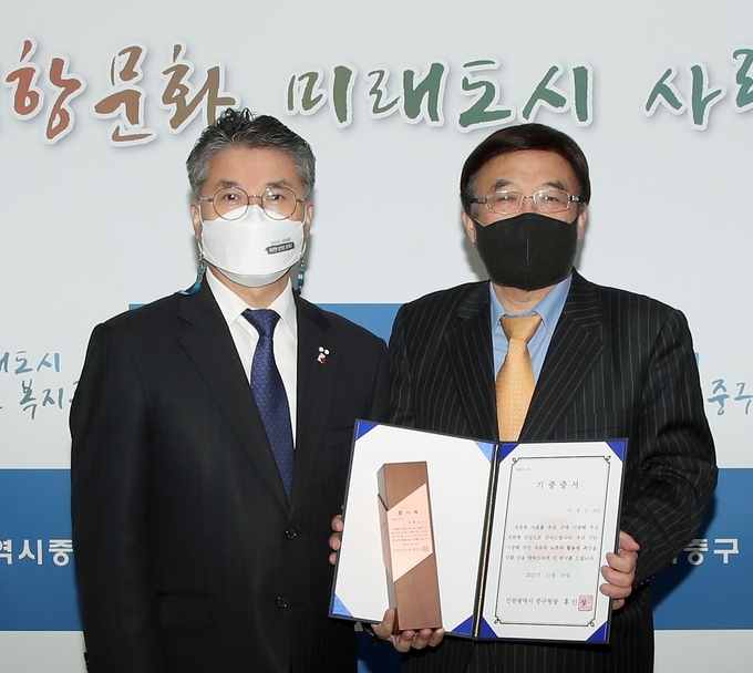 홍인성 중구청장이 국내에서 가장 오래된 피아노를 기증한 이영근 이사장(오른쪽)과 함께 기념촬영을 하고 있다. ( 사진 = 중구 제공 )