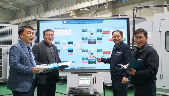 지난 19일 삼정이앤씨 기술연구소에서 임상호 순천향대 스마트팩토리공학과 교수(사진 왼쪽부터)와 김승섭 삼정이엔씨 대표이사, 김중섭 총괄이사가 ‘수소가스 충전용 냉각장치 CHILLER’의 수소충전 과정과 테스트 과정에 대한 설명을 나누는 모습. (사진=삼정이엔씨)