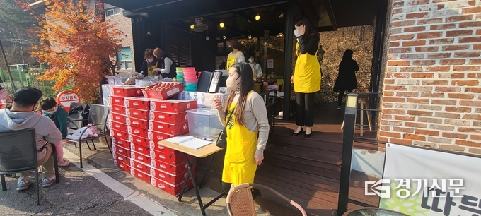 같이플러스 회원들이 일일찻집을 찾은 손임을 위해 부지런히 움직이고 있다. (사진=문석완 기자)