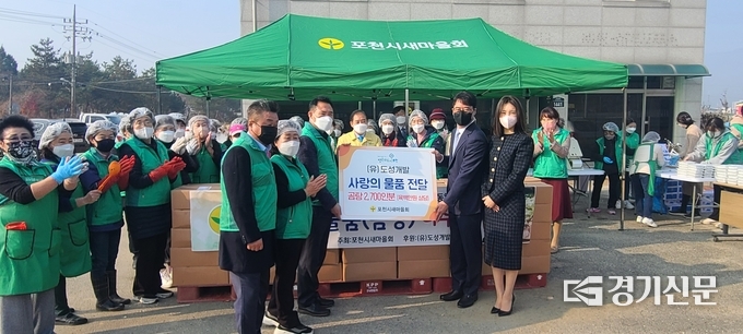 (유)도성개발(대표 윤칠중)의 윤훈철 이사가 곰탕을 협찬했다. (사진=문석완 기자)