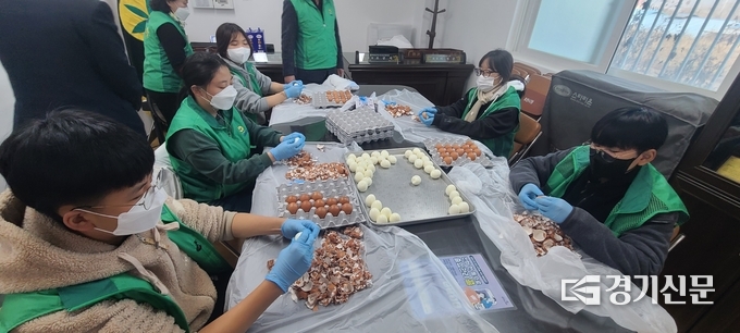 청소년새마을봉사단원 5명이 삶은 계란을 까고 있다. (사진=문석완 기자)
