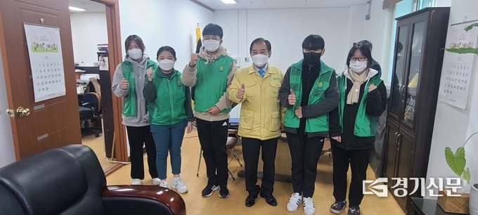 새마을회관을 방문한 박윤국 포천시장이 청소년새마을봉사단원들을 격려한 뒤 기념촬영하고 있다. (사진=문석완 기자)