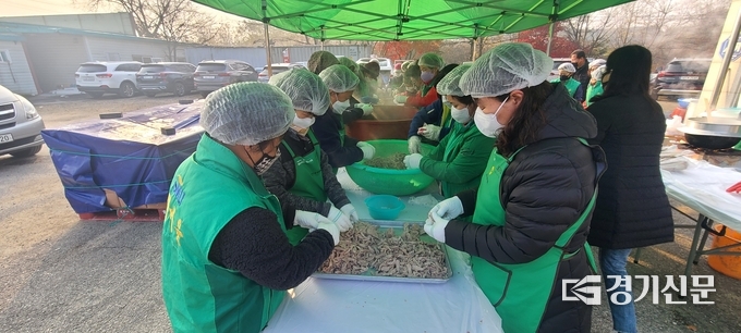 부녀회원들이 장조림을 만들기 위해 삶은 고기를 찢고 있다. (사진=문석완 기자)