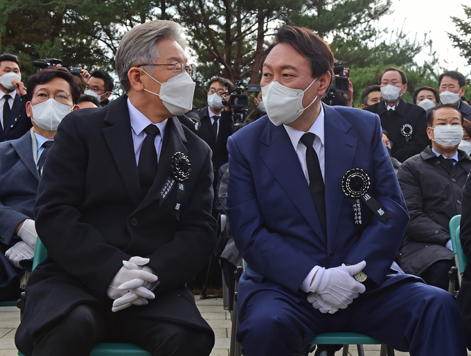 더불어민주당 이재명 대선 후보(왼쪽)와 국민의힘 윤석열 대선 후보가 22일 오후 서울 동작구 국립서울현충원 내 김영삼 전 대통령 묘역에서 열린 6주기 추모식에서 대화하고 있다. (사진=국회사진기자단/연합뉴스)
