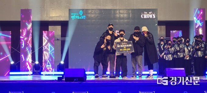 2등은 '비트서퍼즈'가 수상해 상금 100만 원을 받았다. (사진=문석완 기자)