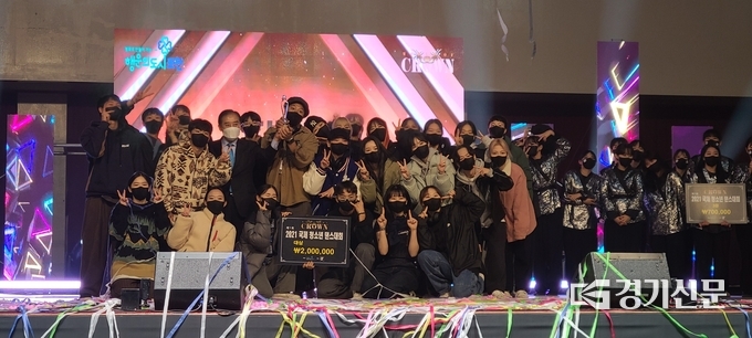 우승은 '더스토리즈'가 차지해 트로피와 함께 200만 원의 상금을 받았다. (사진=문석완 기자)