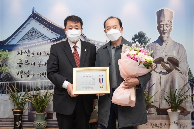 남양주시의회 원병일 의원이 22일 전국시․군․자치구의회의장협의회에서 주관한 지방의정봉사상을 수상했다. (사진=남양주시의회 제공)
