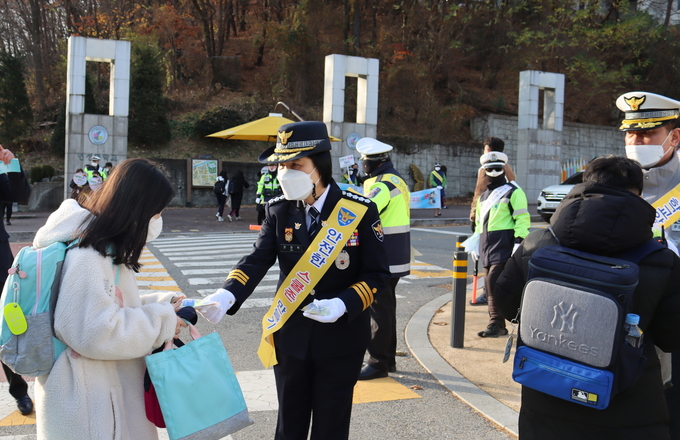 안양만안경찰서가 전면등교 시행 '유관기관 합동 어린이 교통안전 캠페인'을 실시하고 있다. (사진=안양만안경찰서 제공)