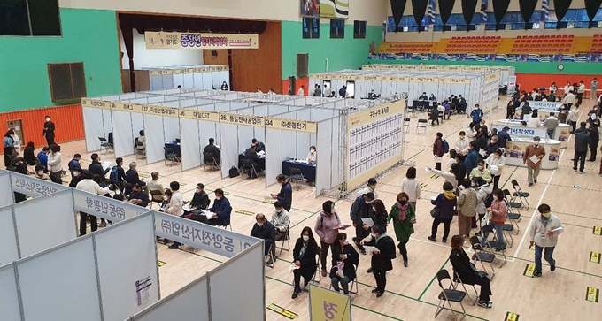  제2차 경기도 중장년일자리 박람회가 지난 19일 부천 송내 사회체육관에서 열렸다. (사진= 경기도일자리재단 제고얘 