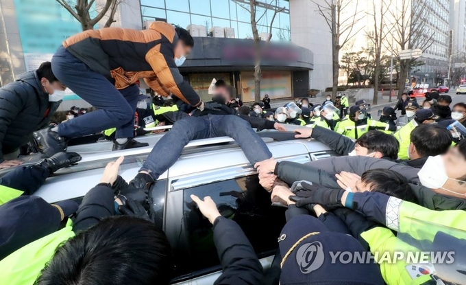 가로막힌 조두순 탑승 차량. (사진=연합뉴스)