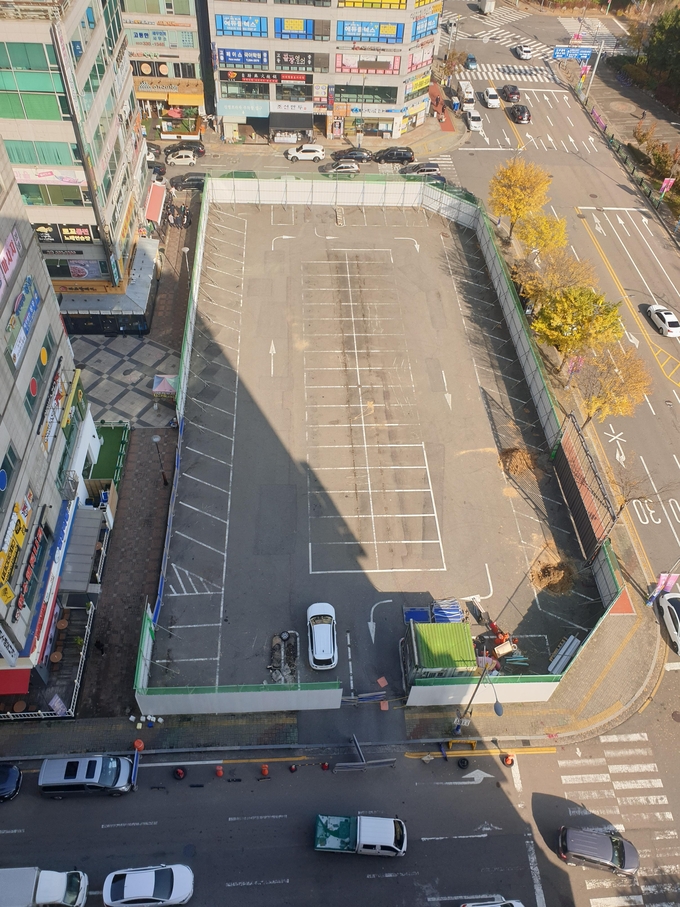 주차장 건물 신축공사가 시작된 인천시 부평구 삼산동 460-5번지.( 사진 = 최태용 기자 )