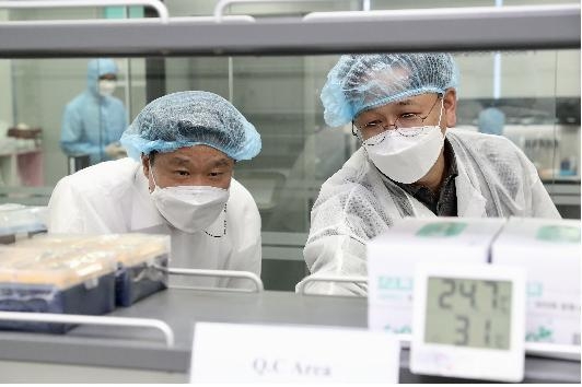김학도 중진공 이사장(왼쪽)과 남영현 ㈜누리바이오 대표이사 (사진=중진공 경기지역본부)