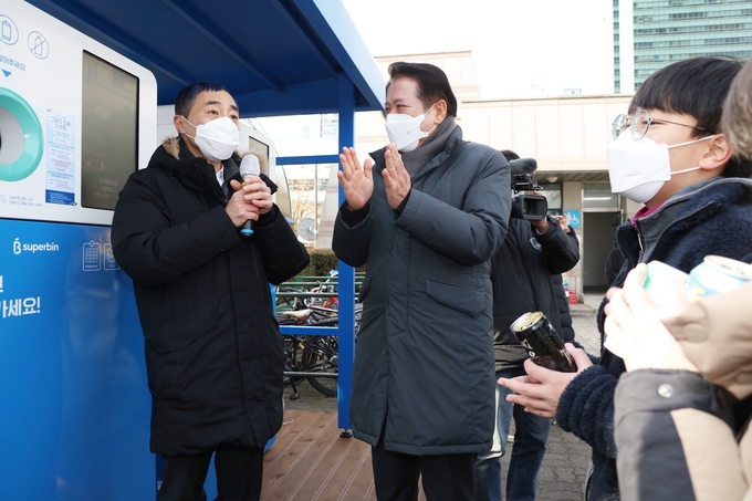최대호 시장이 지역 내 15곳에 설치된 네프론(AI자원회수기기)에 대한 설명을 듣고 있다. (사진=안양시 제공)