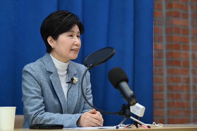 백혜련 국회의원이 지난 17일 경기신문 본사에서 '김대훈의 뉴스토크'에 출연해 인터뷰를 하고 있다. (사진 = 조병석 기자)
