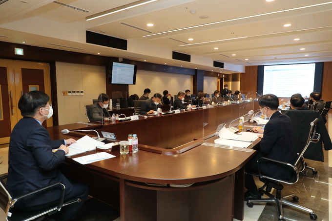 한대희 시장이 ‘노후 공업지역 활성화 시범사업 중간보고회’를 주재하면서 동영상 보고자료를 응시하고 있다. (사진=군포시 제공)