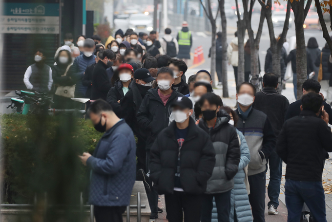 북적이는 선별진료소 앞 대기줄 (사진=연합뉴스/자료사진)