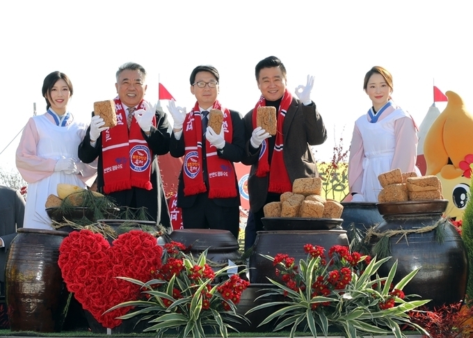 파주장단콩축제에서 최종환 시장과 홍보대사 등 관계자들이 메주를 들어 보이고 있다. (사진=파주시 제공)