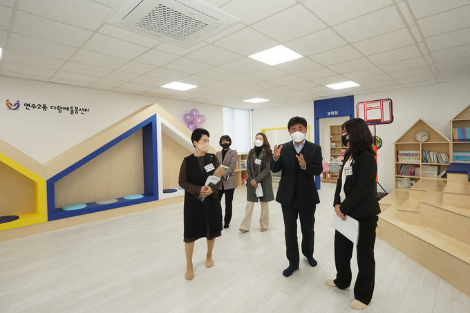고남석 구청장이 연수2동 다함께돌봄센터를 둘러보고 있다. ( 사진 = 연수구 제공 )