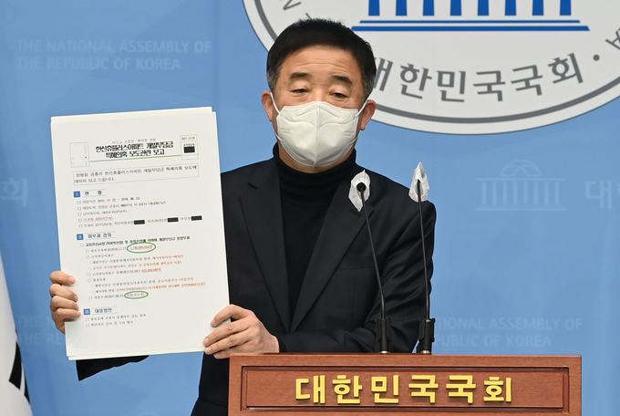 더불어민주당 강득구 의원이 24일 오전 서울 여의도 국회 소통관에서 열린 '국민의힘 윤석열 대선 후보 부인 김건희씨 가족회사 이에스아이앤디 양평 개발 특혜' 관련 기자회견에서 발언하고 있다. (사진=국회사진기자단/연합뉴스)