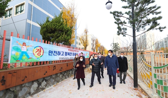 도성훙 교육감이 개선작업이 완료된 용현남초 통학로를 둘러보고 있다. ( 사진 = 인천교육청 제공 ) 