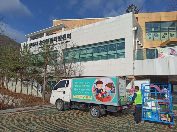 광주시육아종합지원센터에서 운영중인 장난감·도서대여 및 회수 이동서비스가 시민들로부터 큰인기를 얻고 있다. (사진=광주시 제공)