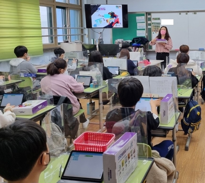 광주 도척초등학교 학생들이 컴퓨팅적 사고와 창의력 등 4차산업혁명 시대에 필요한 기본소양을 향상하기 위해 SW 로봇 코딩교육을 진행하고 있다. (사진=광주하남교육지원청 제공)