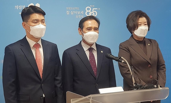 오범구 (가운데)시의장과 김영숙(우측)시의원이 국민의 힙 의정부을 당협회장과 기자회견을 하고있다