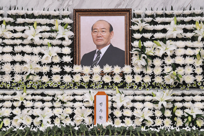 전두환 전 대통령이 사망한 23일 오후 서울 서대문구 세브란스병원 신촌장례식장에 빈소가 마련돼 있다. (사진=공동취재/연합뉴스)
