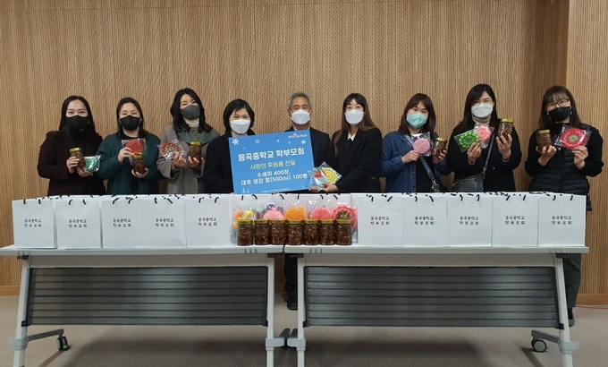 응곡중학교 학부모회, 저소득 어르신 위한 수제 물품으로 온정 전해(사진=시흥시 제공)