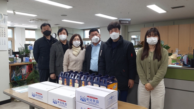 주성하 군포시 위생관련단체협의회장(오른쪽에서 세 번째)이 군포시보건소를 방문해 격려품을 전달하고 감사의 뜻을 전했다.