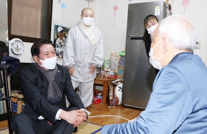 최대호 시장이 안양시노인종합복지관 ‘사랑의 김장 행사’에서 일손을 보탰다 (사진=안양시 제공)