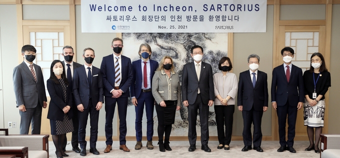 박남춘 시장과 요아킴 크로이츠버그 싸토리우스사 회장이 접견을 마친 뒤 양 측 관계자들과 기념촬영을 하고 있다. ( 사진 = 인천경제청 제공 )