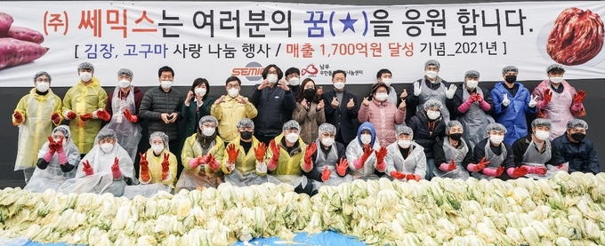 ㈜쎄믹스 유완식·김지석 대표등 지원들이 김장김치, 고구마 각 1000박스를 만들어 어려웃 이웃에 써달라며 광주시 남부무한돌보센터에 전달하고 있다. (사진=광주시 제공)